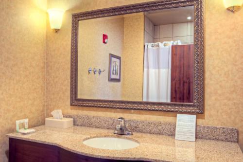 拉雷多拉雷多驻桥套房酒店的一间带水槽和镜子的浴室