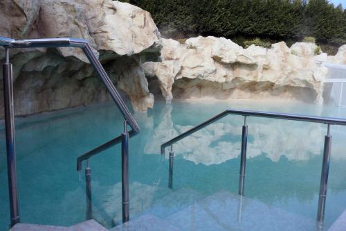 阿韦利诺Virginia Resort & Spa - Adults Only的蓝色的池水,洞穴里设有楼梯