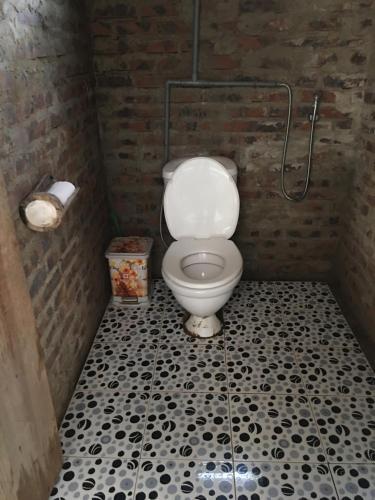Mù Cang Chải嘿楼木仓柴民宿的浴室设有淋浴间和卫生间。