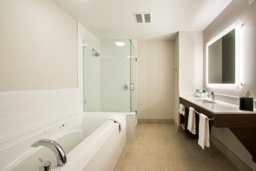 维多利亚维多利亚库尔伍德智选假日酒店的带浴缸、水槽和淋浴的浴室