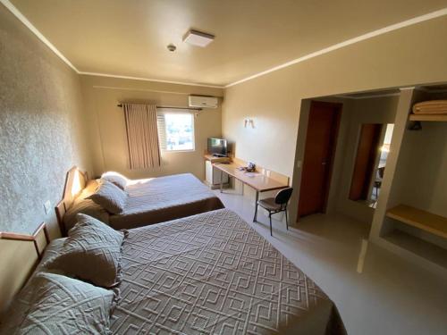 弗朗卡JP Palace Hotel的配有一张床和一张书桌的酒店客房