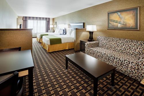 Holiday Inn Express and Suites Limerick - Pottstown, an IHG Hotel客房内的一张或多张床位