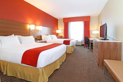卡尔加里快捷假日酒店及卡尔加里大学套房的酒店客房设有两张床和一台平面电视。