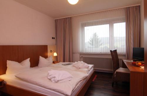 巴特拉斯费拉恩布里克酒店的酒店客房,配有带毛巾的床