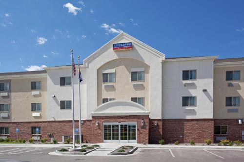 克雷格克雷格西北烛木套房酒店的享有酒店正面的美国国旗