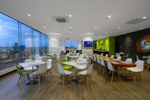 普埃布拉普埃布拉安赫洛波利斯智选假日套房酒店的用餐室设有桌椅和窗户。