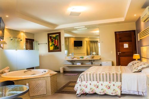 帕拉蒂精华旅馆的一间带床、浴缸和水槽的浴室