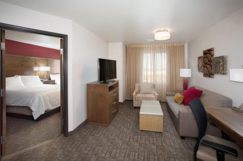 Staybridge Suites Rapid City - Rushmore, an IHG Hotel客房内的一张或多张床位