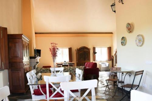 费雷拉杜阿连特茹Monte da Floresta B&B的客厅配有白色的椅子和桌子