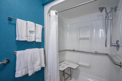 奎克敦智选假日套房酒店- 夸克敦的带淋浴和白色毛巾的浴室