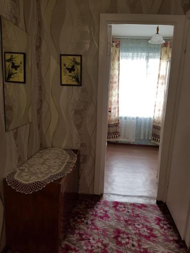 切尔尼戈夫Уютная квартира посуточно улица Белова的一间设有窗户和长凳的房间