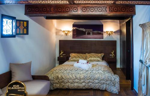 得土安Riad EL Manantial,Patrimonio del S XIX的卧室里设有一张床,上面有一只动物