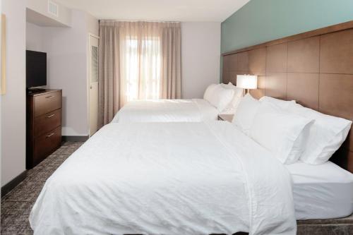 Staybridge Suites - Gilbert - East Mesa, an IHG Hotel客房内的一张或多张床位