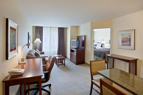 Staybridge Suites Everett - Paine Field, an IHG Hotel的休息区