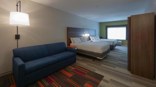 萨凡纳萨凡纳中城智选假日套房酒店的酒店客房,配有床和沙发