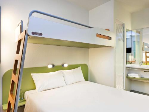 朗吉斯朗吉斯奥利宜必思快捷酒店的卧室配有带白色床的双层床