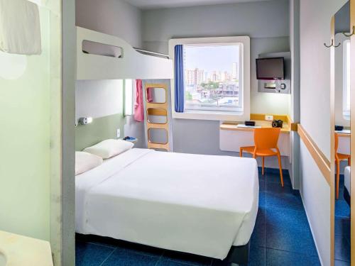 贝伦贝伦宜必思快捷酒店的一间酒店客房,一间设有一张床和一张书桌