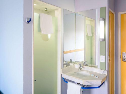 贝伦贝伦宜必思快捷酒店的一间带水槽和镜子的浴室