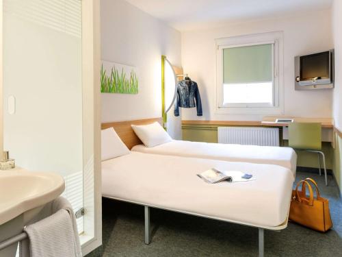 勒普赞卢耶勒普泽宜宜必思快捷酒店的一间医院间,配有两张床和盥洗盆