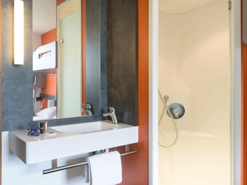 里昂圣艾修伯里机场宜必思快捷酒店的一间浴室