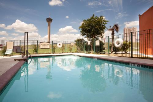 圣安东尼奥圣安东尼奥会议中心住桥套房酒店的一个带围栏和蓝色海水的游泳池