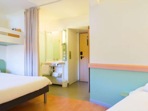 瓦朗斯瓦朗斯宜必思快捷酒店的客房设有两张床和一间带水槽的浴室