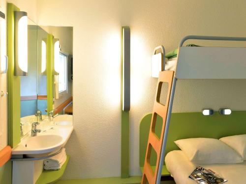 锡斯特龙锡斯特龙宜必思快捷酒店的浴室设有双层床、水槽和镜子