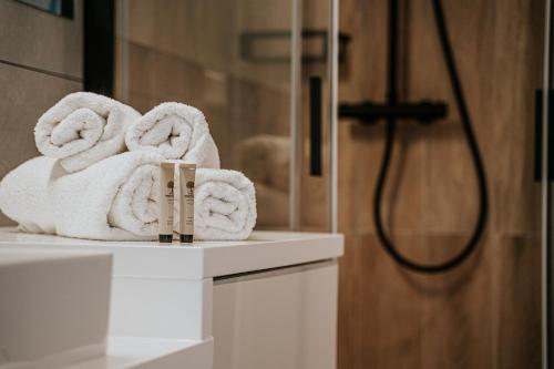 彼得库夫特雷布纳尔斯基THE LOFT - Garncarska 1的浴室的台面上堆着毛巾