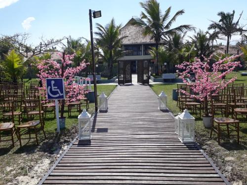 瓜拉图巴Hotel Rota do Sol的通往婚礼场地的步行道,那里有粉红色的鲜花