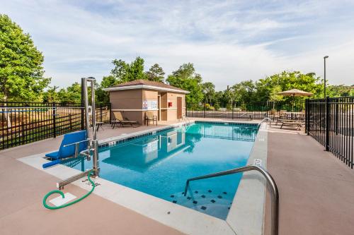 诺克斯维尔Staybridge Suites Knoxville West, an IHG Hotel的围栏旁带凉亭的游泳池
