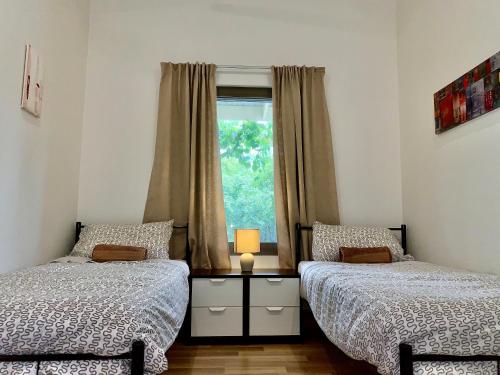 Willunga威朗加葡萄与橄榄旅馆的带窗户的客房内的两张床