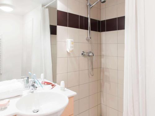 圣路易巴塞尔阿德吉奥阿克瑟斯公寓式酒店的一间浴室