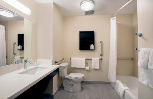 肯代尔Candlewood Suites - Miami Exec Airport - Kendall, an IHG Hotel的浴室配有卫生间、盥洗盆和淋浴。
