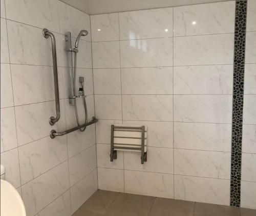 图朗伊Braxmere Lodge的浴室设有白色瓷砖淋浴。