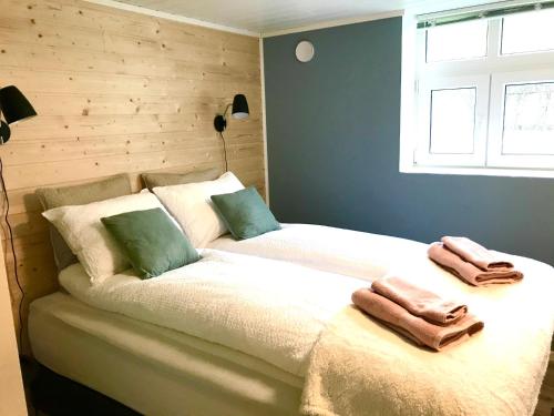 斯特兰达Villa Lovise Riverside的一间卧室配有两张带毛巾的床