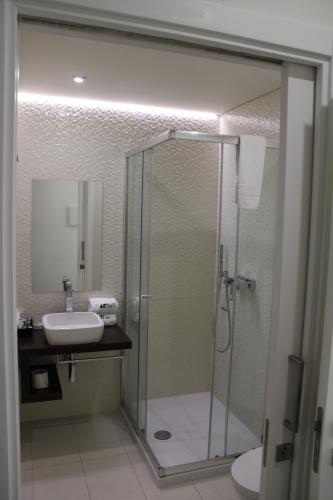 巴尔基尼亚新镇Barquinha River House的带淋浴和盥洗盆的浴室