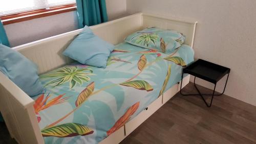 皮滕Modern en compleet chalet 22-15的一张位于带床罩和床罩的床上的床铺
