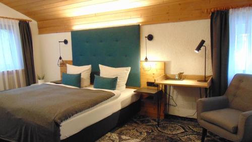 卑尔根马拉德酒店的配有一张床和一把椅子的酒店客房