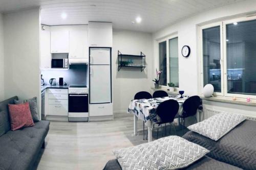 拉赫蒂Studio Vescu的厨房以及带桌椅的起居室。