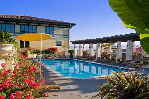 圣何塞瓦伦西亚桑塔纳洛酒店的游泳池,带椅子和遮阳伞