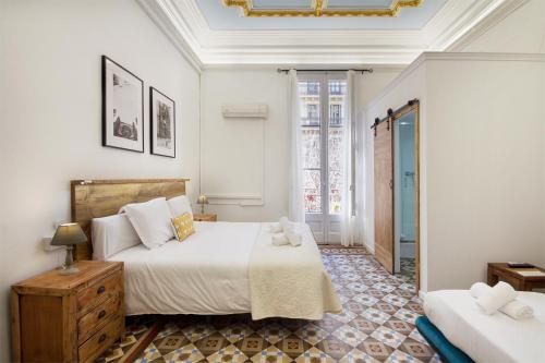 巴塞罗那赫罗纳旅馆的一间卧室设有两张床和窗户。