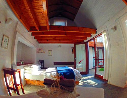 斯瓦科普蒙德Alternative Space B & B的一间卧室,卧室内配有一张大床