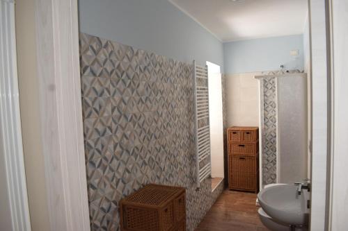 兰恰诺La Dimora di Lalla的一间带卫生间和水槽的浴室