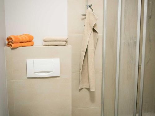 德绍Forsthaus Leiner Berg的带淋浴的浴室,配有架子上的毛巾