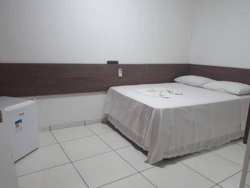 特雷西纳Pousada Pampa Gaúcho的白色地板的房间里的一个床位