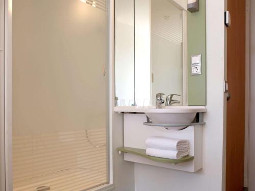 莱里达莱里达宜必思快捷酒店的一间带水槽和镜子的浴室
