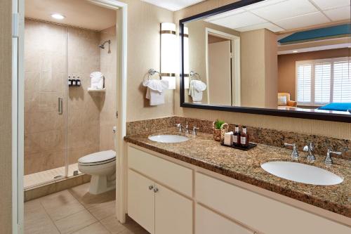 圣地亚哥Empress Hotel La Jolla的浴室设有2个水槽、卫生间和镜子。