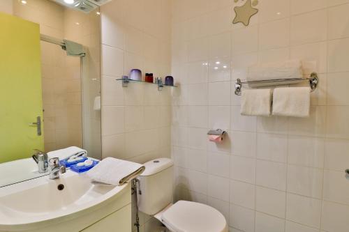 尼斯鸿兰德菲亚纳宫殿公寓的白色的浴室设有卫生间和水槽。