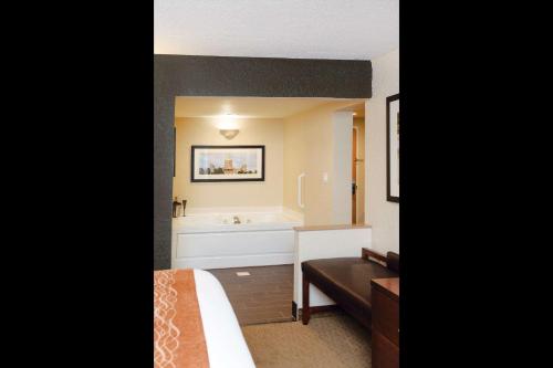 德梅因活动中心康福因特酒店的酒店客房配有一张床和浴缸。