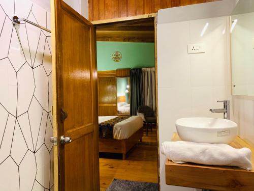 帕罗Dzi Pema的客房内设有带水槽和卫生间的浴室